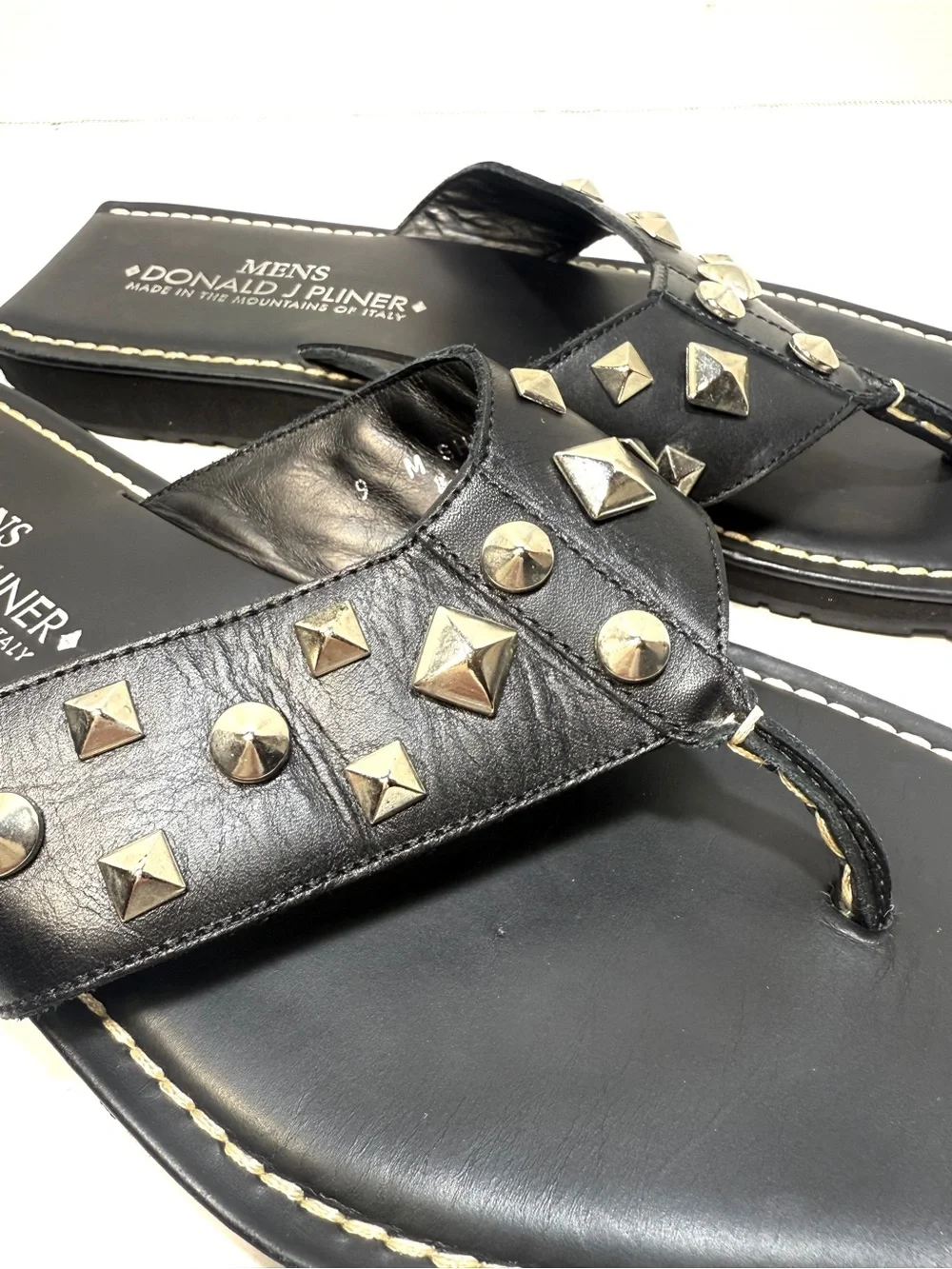 NEW Donald J Pliner Men’s Black Leather Metal Pyramid Studs Thong Sandal Size 9M